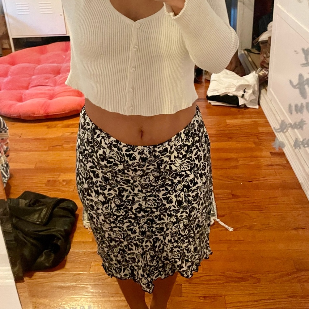 LOFT Black and White Floral A-Line Skirt - Picture 3 of 3